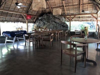 le Domaine de Tahina , c'est aussi un beau restaurant de plage au menu unique, pieds dans le sable, avec un grand salon convivial, atmosphère très zen de bord de mer, et assiettes soignées avec produits frais du jour