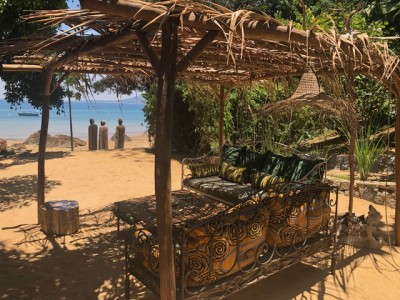 le Domaine de Tahina , c'est aussi un beau restaurant de plage au menu unique, pieds dans le sable, avec un grand salon convivial, atmosphère très zen de bord de mer, et assiettes soignées avec produits frais du jour